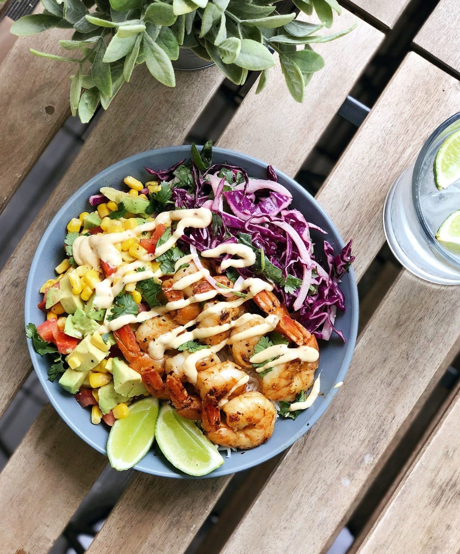 Bowl de pollo con repollo morado, maíz y limón