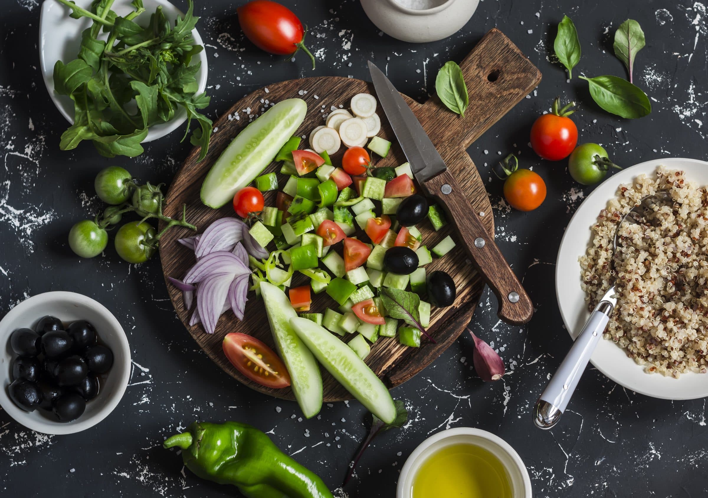 Vegetales frescos, hierbas y granos preparándose en una cocina