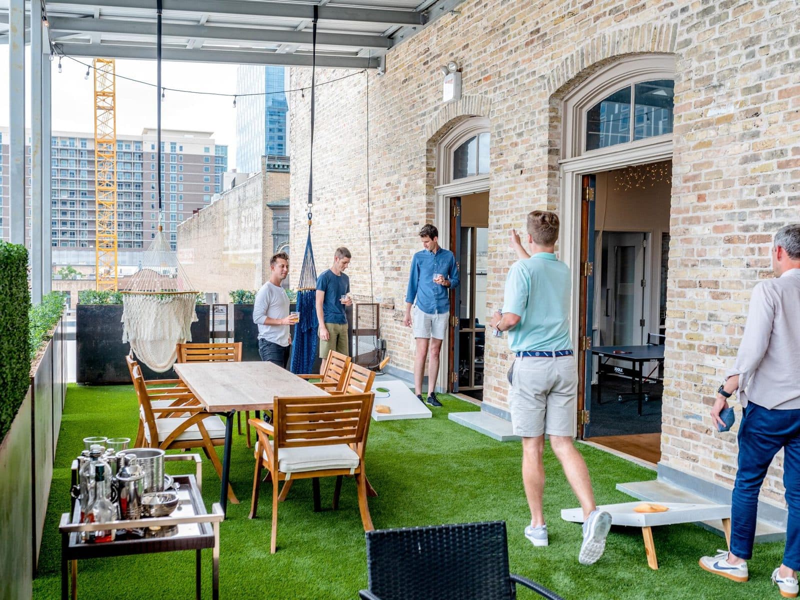 Una actividad corporativa al aire libre en una terraza