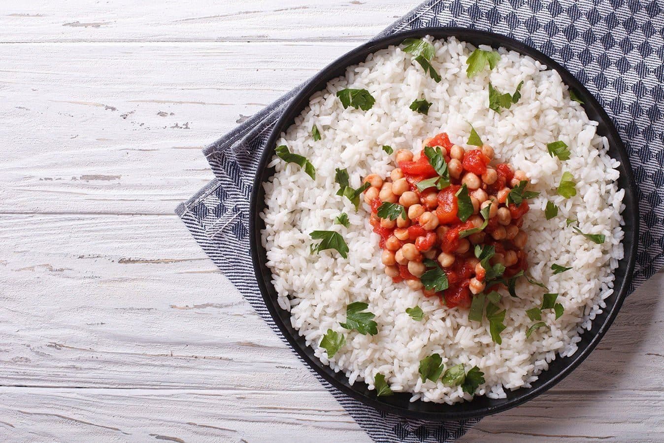 Bowl de arroz con garbanzos y tomate