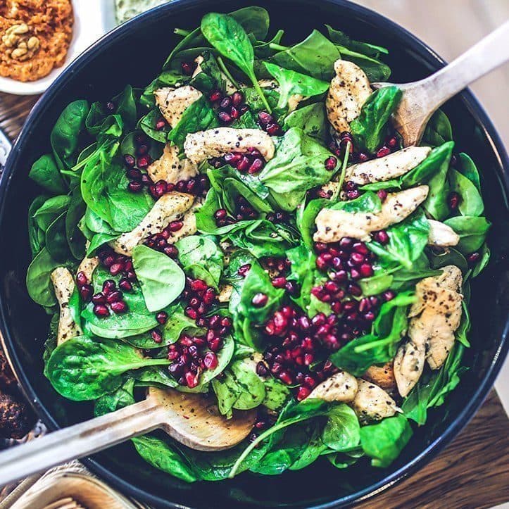 Ensalada fresca con pollo, espinaca y granada